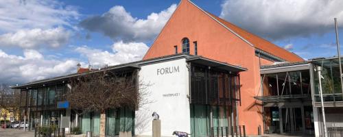 Forum Mindelheim - Frontansicht im Herbst